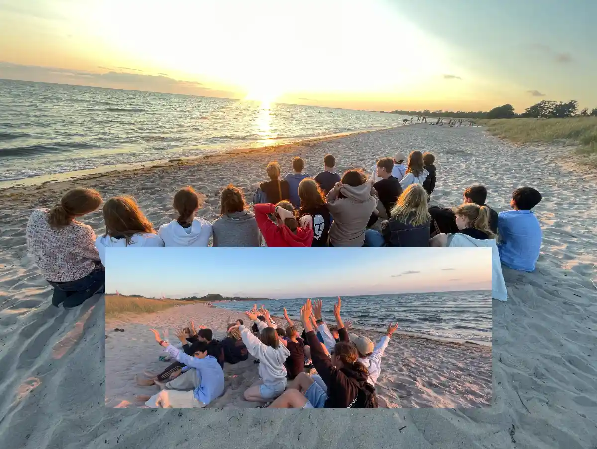 Konfifreizeit am Strand von Schweden im Sonnenuntergang