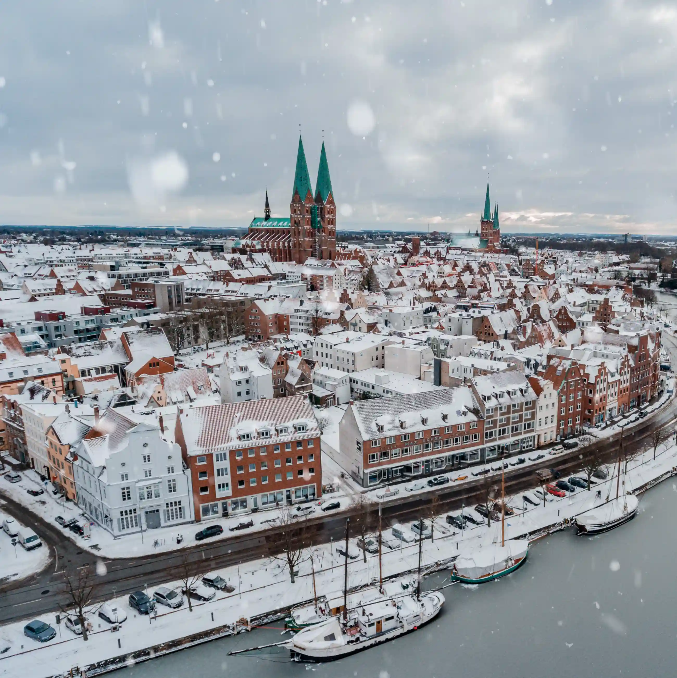 St. Marien aus der Luft von der Untertrave aus gesehen im Schneefall